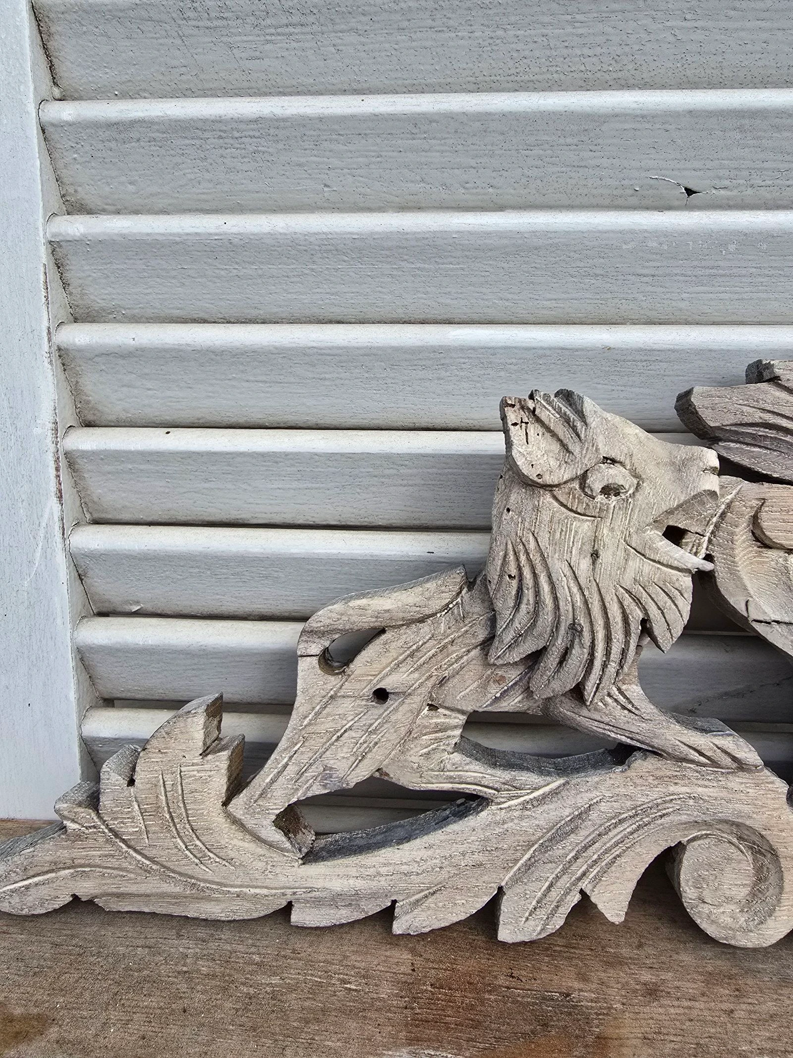 Corniche ancienne en bois motifs lions effet cérusé  – photo 2